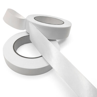 Αφαίρεση διπλής όψης ταινίας χαλιού για προσωρινή επένδυση δαπέδου στο χώρο αποθήκευσης